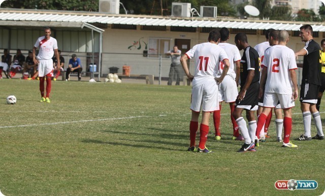 וואהב ברכאת מכין את הבעיטה לשער הראשון (צילום: שלומי גבאי)
